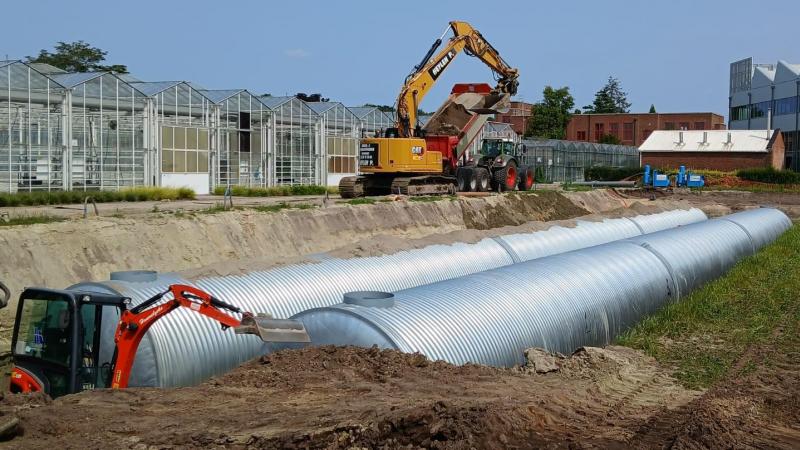 De installatie van de ondergrondse wateropslag bij PTS Mechelen.