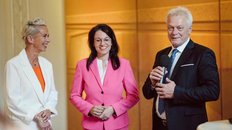 De nieuwe Duitse minister van Landbouw Alois Rainer (rechts) met zijn 2 parlementaire staatssecretarissen Silvia Breher (links) en Martina Englhardt-Kopf (midden).