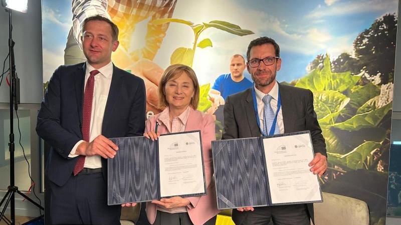 Europees commissaris Christophe Hansen (links) was aanwezig bij de ondertekening door Gelsomina Vigliotti (midden) van de EIB en Cédric Glorieux (rechts) van BPCE.
