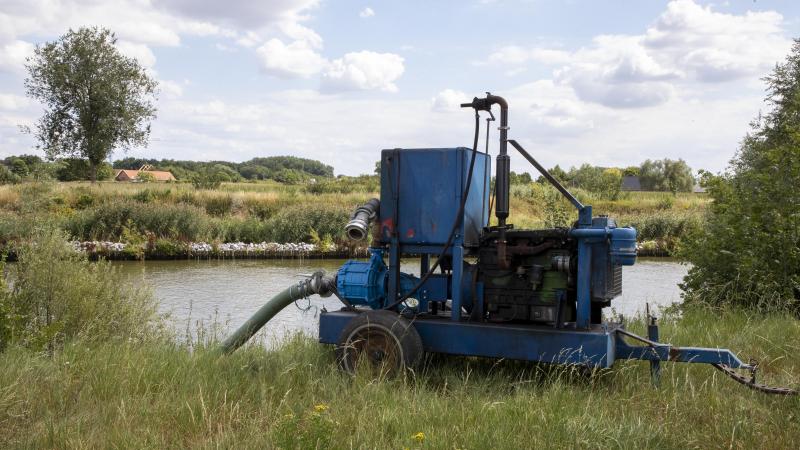 Voor 4 waterlopen in West-Vlaanderen geldt met onmiddelijke ingang een tijdelijk verbod om water op te pompen.