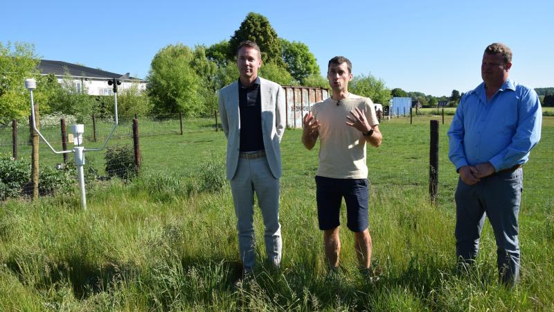 Het eerste weerstation, een initiatief van Natuurpark Brabantse Wouden en de vzw Boeren met Ambitie, wer din aanwezigheid van minister Brouns voorgesteld. V.l.n.r. Minister Brouns, coördinator Steven Vanockelen en landbouwer Geert Robijns.