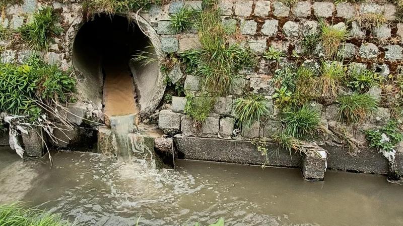 Op heel wat plaatsen loopt het huishoudelijk afval- en toiletwater nog gewoon in de gracht.