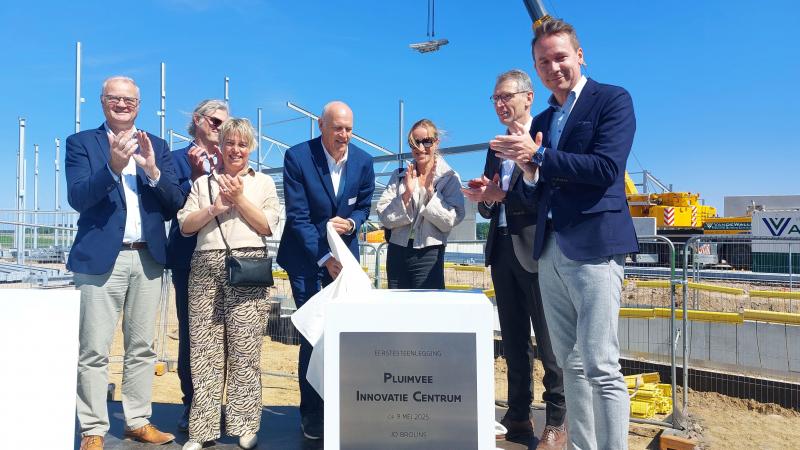De symbolische eerste steen van het Pluimvee Innovatie Centrum werd gelegd door onder meer minister Jo Brouns (rechts), Joris Relaes en Bart Sonck van het ILVO, door Oost-Vlaams gedeputeerde voor Landbouw Joke Schauvliege en door schepen van Landbouw van Merelbeke-Melle Filip Thienpont.