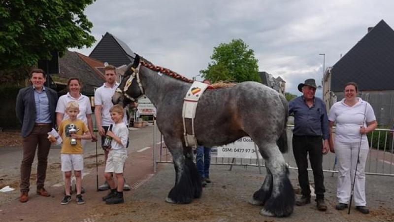 Lobke van de Molenput met de familie De Brabander, dagkampioene prijskamp Evergem 2025