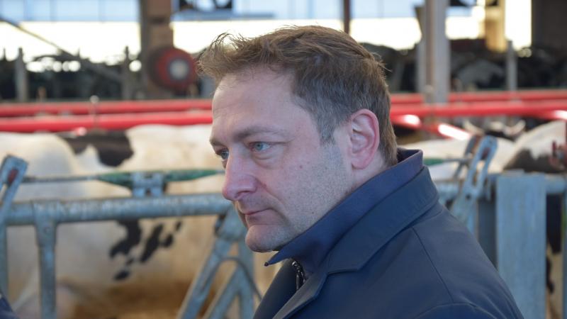 Eurocommissaris Christophe Hansen framet zijn voorstellen op 14 mei als een bureaucratische versimpeling, maar in feite gaat het om een afbraak van milieuwetgeving, zegt expert landbouwbeleid Jeroen Candel.
