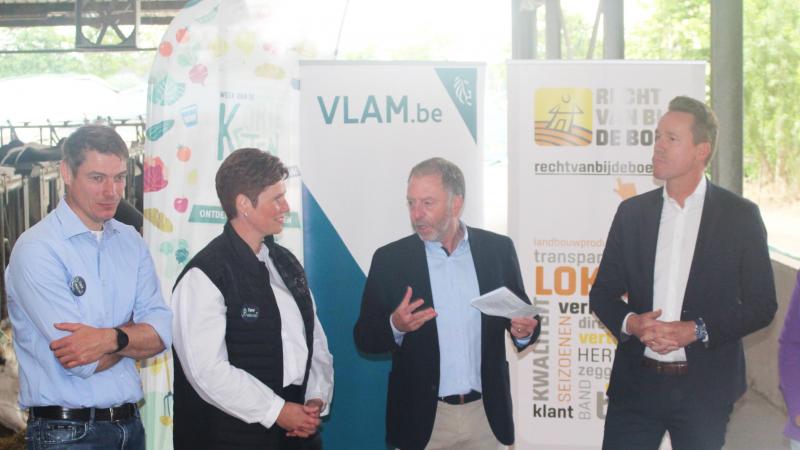 Minister Jo Brouns (links) gaf samen met Filip Fontaine, algemeen directeur van VLAM (tweede van links) het startschot voor de Week van de Korte Keten bij Bavo en Isabelle van Mili Hoevezuivel in Eksaarde.