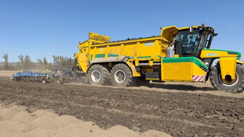 Oxbo monteerde achter zijn zelfrijder een getrokken cultivator om vaste mest direct  in te werken.