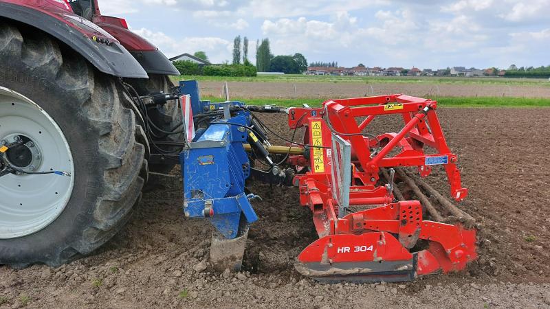 Ondiepe voorbewerkingen, gecombineerd met een diepe niet-kerende bodembewerking (in 1 werkgang met de rotoreg) kort voor het zaaien of planten houdt meer vocht in de bouwvoor.