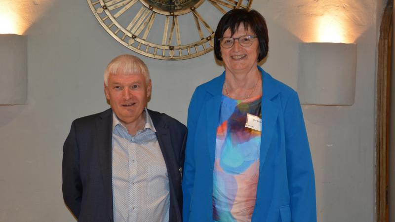 Dirk Van den Plas neemt de voorzittersfakkel bij VBT over van Rita Demaré.
