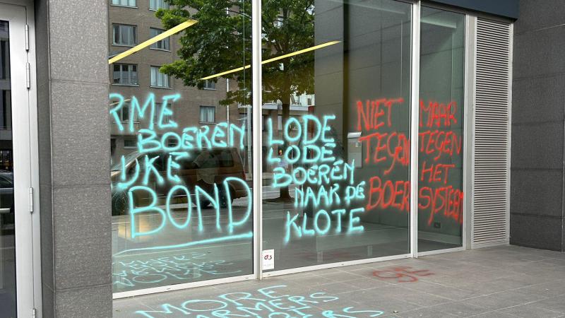 Slogans van Extinction Rebellion op de gevel van het kantoor van Boerenbond in Leuven.