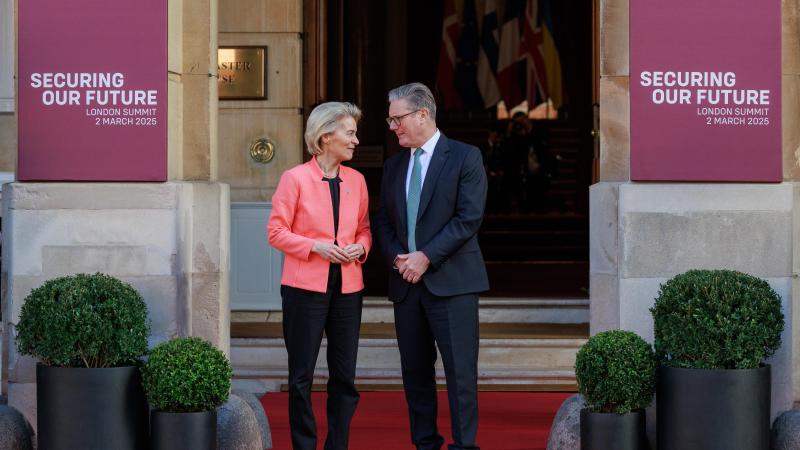 Commissievoorzitter Ursula von der Leyen en de  Britse premier Keir Starmer.