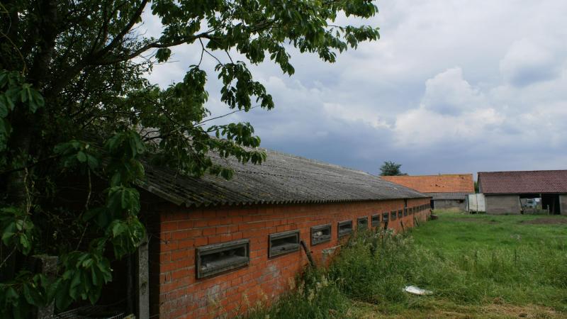 Als het gaat over de bescherming van landbouwgrond en over de aankoop van landbouwgrond, is het voorkooprecht ingeschreven.