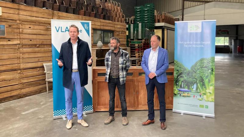 De aftrap van de bioweek vond plaats op het fruitbedrijf van Hugo Jacobs in Sint-Truiden.
