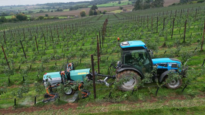 De RootWave F601 eWeeder voor boomgaarden, wijngaarden en fruitbomen biedt een volledige onkruidbestrijding zonder het gebruik van chemicaliën.