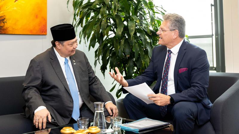 Eurocommissaris voor Internationale Handel Maroš Šefcovic en de Indonesische minister van Economie Airlangga Hartarto zaten op 6 juni samen in Brussel om het potentieel handelsverdrag te bespreken.
