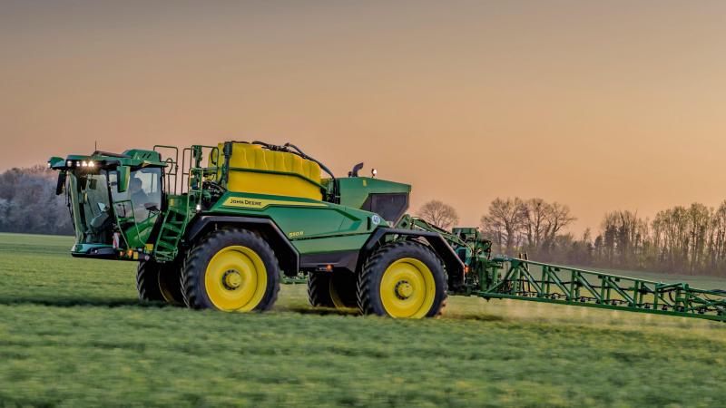 De 500R is de nieuwste zelfrijdende veldspuit van John Deere.