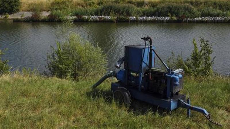 Omdat het oppompverbod pas maandag in voege treedt, kunnen telers hun watervoorraad dit weekend nog aanvullen.