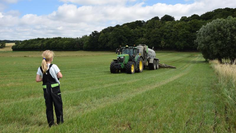 Ook het spreiden van mengmest op de weilanden rond de boerderij moet in de tweede jaarhelft met een AGR-GPS-app gebeuren.