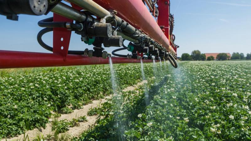 High Tech Air Plus (HTA)-systemen werken met een aparte luchtcompressor, die lucht en vloeistof actief mengt nog vóór  deze in de spuitdop   komen.