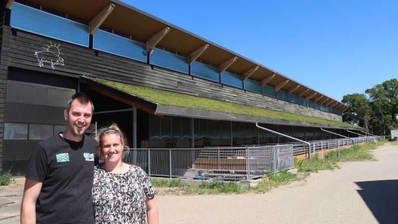 Na een bezoek aan de Zonvarken-stal van hun buurman, besloten Roel en Demi Wikkerink  om ook met  dit diervriendelijke concept te starten.