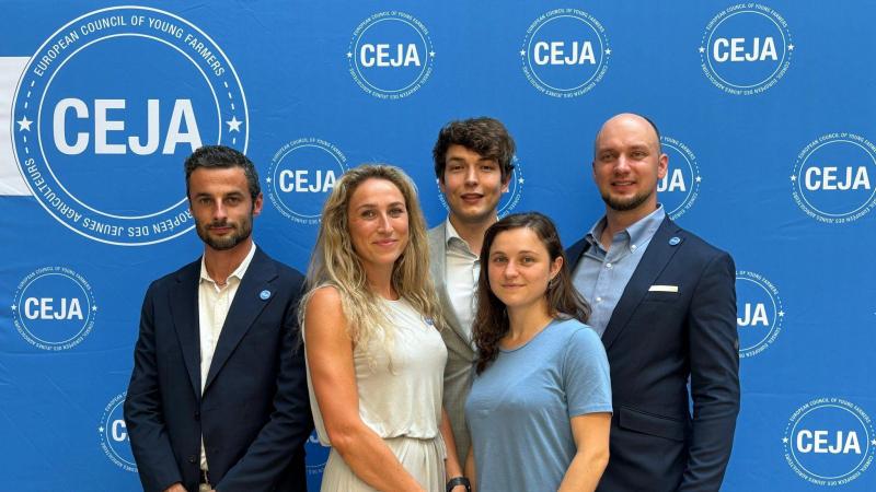 Het voltallige bestuur van Ceja.