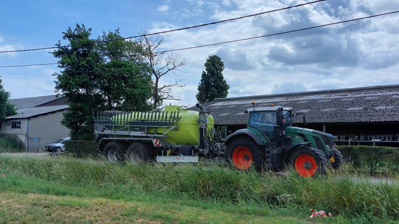 Belgen die voor 1 oktober 1982 geboren zijn én een rijbewijs B hebben, mogen hiermee in Nederland een tractor besturen tot eind dit jaar.