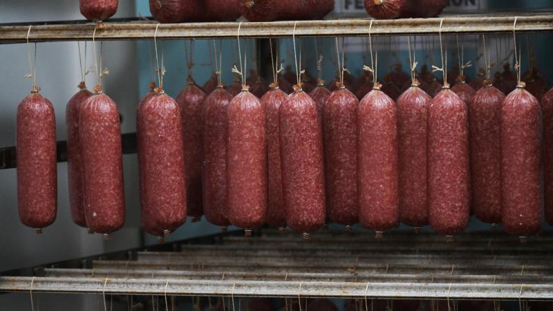 Het FAVV vraagt met aandrang om geen varkensvlees (zoals salami of gedroogde worsten) uit AVP-risicolanden mee te nemen naar België.