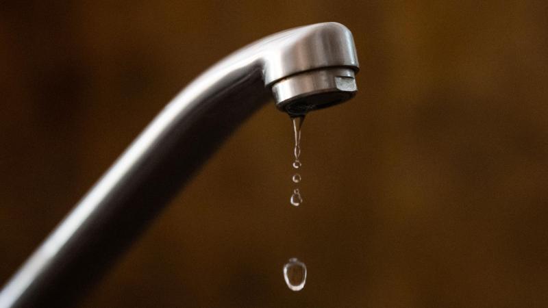 Kraantjes- en flessenwater is drinkbaar, maar niet helemaal vrij van pesticiden en PFAS. Dat stelt consumentenorganisatie Testaankoop.