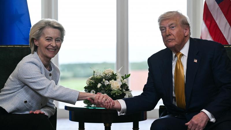 De Amerikaanse president Donald Trump (rechts) en de Europese Commissievoorzitter Ursula von der Leyen (links) interpreteren het handelsakkoord verschillend.