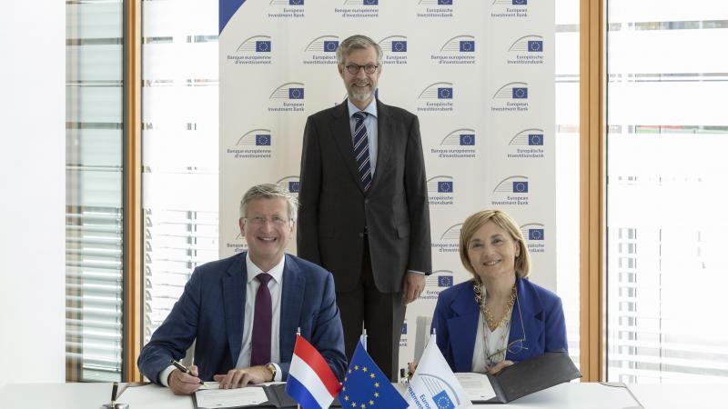 De overeenkomst over de EIB-steun werd ondertekend door (vanaf links): CEO Peter Poortinga vanSolynta enondervoorzitter Robert de Groot en voorzitter GelsominaVigliotti van de EIB.