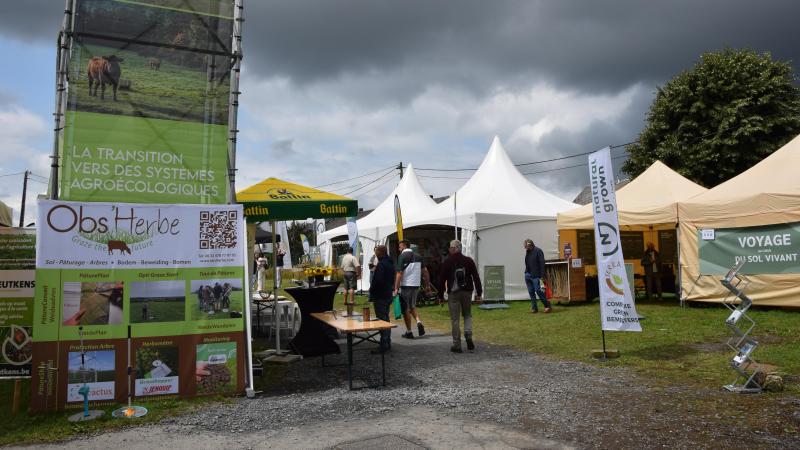 In het Village de l’agro-écologie verzamelden diverse Vlaamse en Waalse ketenpartners om bezoekers te informeren over de agro-ecologische transitie.