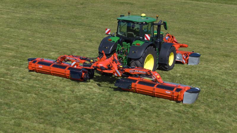 De GMD 9530 RV heeft achteraan vijzels gekregen  die het gewas op zwad kunnen afleggen.