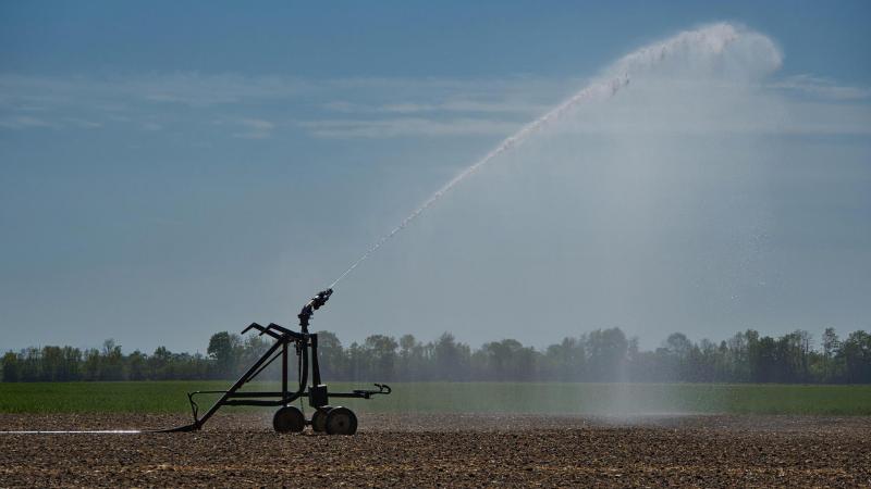 De gouverneur van Oost-Vlaanderen breidthet bestaande tijdelijke onttrekkingsverbod voor de onbevaarbare waterlopen en publieke grachten opnieuw uit.