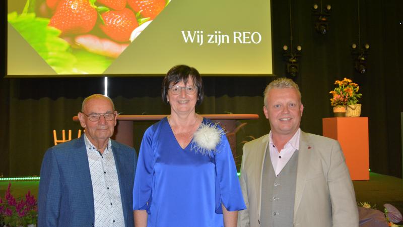 Rita Demaré tussen haar voorganger Daniël Cloet en opvolger Dirk Declercq als REO-voorzitter.