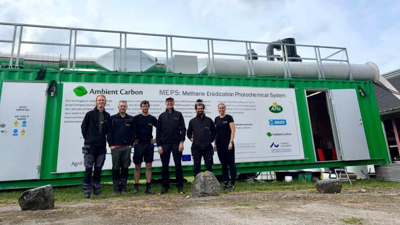 Een deel van het onderzoeksteam van Ambient Carbon bij de container met de installatie op de testlocatie.