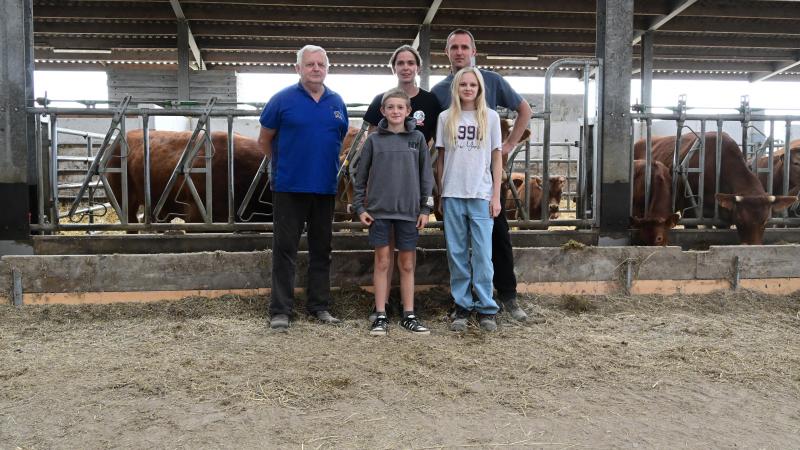 Hoe die Limousin-runderen in Nevele terechtgekomen zijn, is een verhaal dat begint bij Etienne Vandeputte (links).