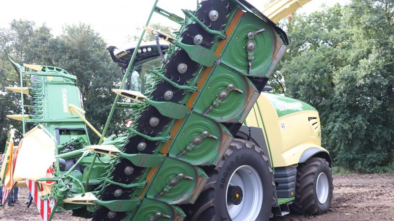 Aan de Krone-maïsbek wordt per rij een slagklepelunit gebouwd die mechanisch is aangedreven.