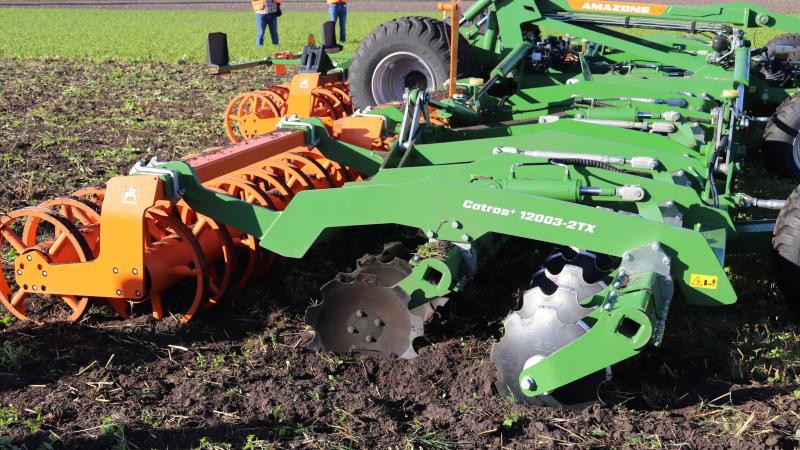 Deze getrokken Catros-compacte schijveneg van Amazone werkt 12 m breed. Door enkel de tweede rij schijven dieper of ondieper te laten werken, stuurt het werktuig zichzelf naar links of rechts. Dat is handig op golvende velden.