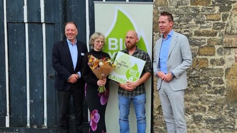 De BioVLAM 2015 werd uitgereikt door Filip Fontaine (links) van VLAM en Vlaams minister Jo Brouns (rechts) aan Maarten Gelders (tweede van rechts) en zijn partner Lien Coomans.