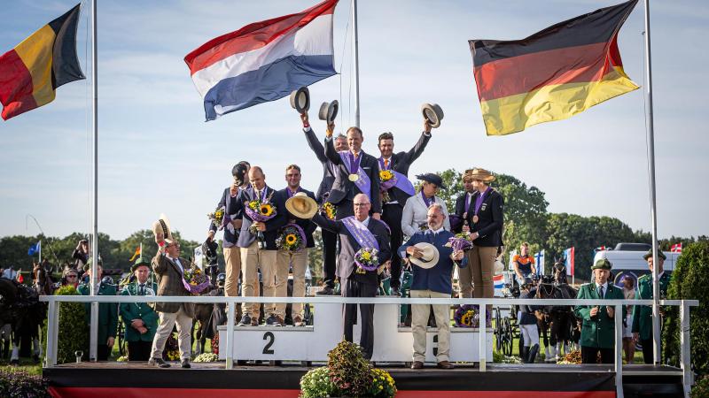 De hoed van chef d’équipe Mark Wentein gaat de lucht in. Onze Belgische vierspanmenners pakken zilver op het EK 2025.