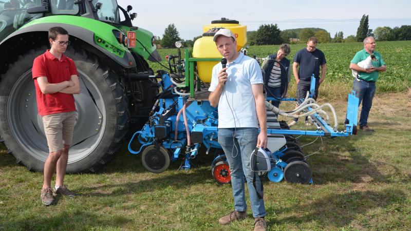 François Huyttens van het KBIVB gaf uitleg bij een zaaimachine waarmee zowel stikstof als biostimulanten kunnen worden toegediend.
