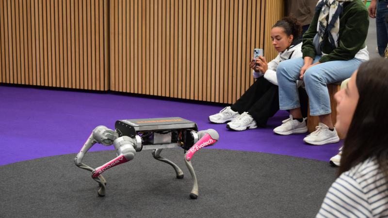 De robothond van Maïsadour en Evotech in actie op de Franse beurs. De nieuwigheid kon op veel belangstelling rekenen.
