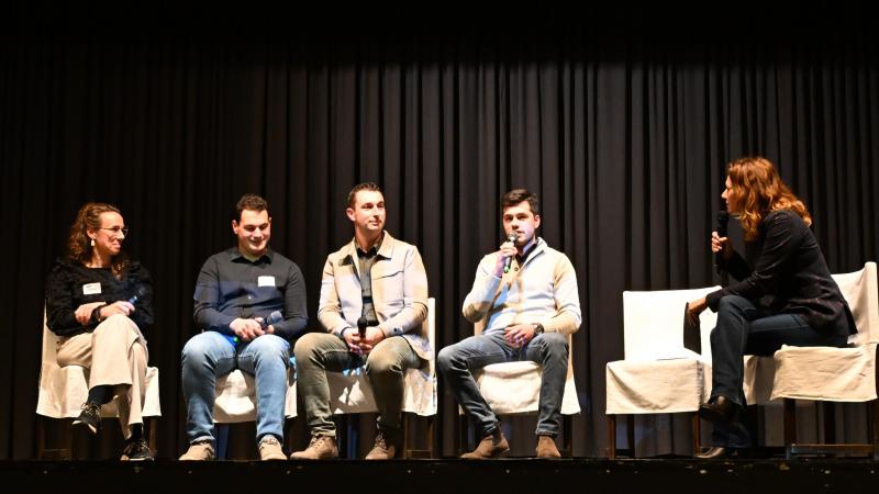 Het panel voor het rondetafelgesprek bestond uit 4 jonge melkveehouders, met vanaf links Karin Hoefkens, Quinte Jochems, Niels Achten, Phille Renders en presentatrice Ilse De Vis.
