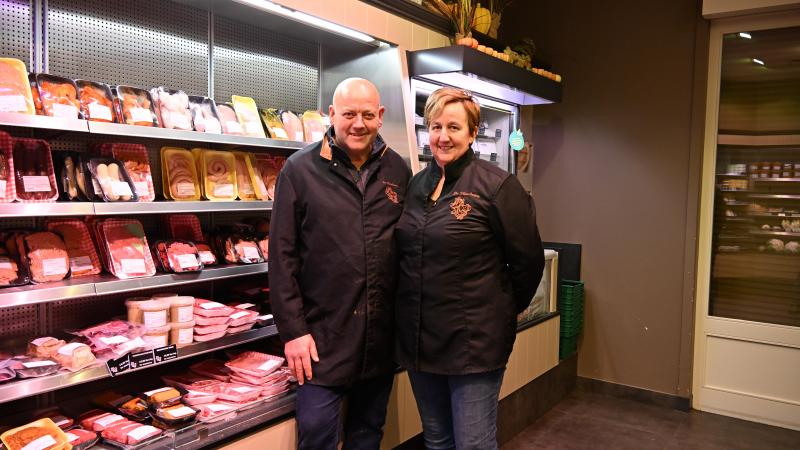 Rudy en Gerda bereiden voor de landbouwbeurs rundstoofvlees met vlees van eigen dieren.