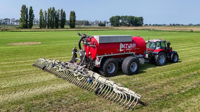 Dezwaef biedt een  dubbeltanksysteem  om in één werkgang  zowel dierlijke als  alternatieve (kunst) mest toe te dienen.
