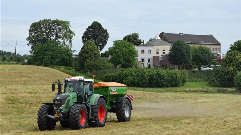 Voor de aankoop van een landbouwmachine kan een landbouwer wel rekenen op steun van het VLIF en een loonwerker niet. Die ongelijke behandeling is al lang het onderwerp van discussie.