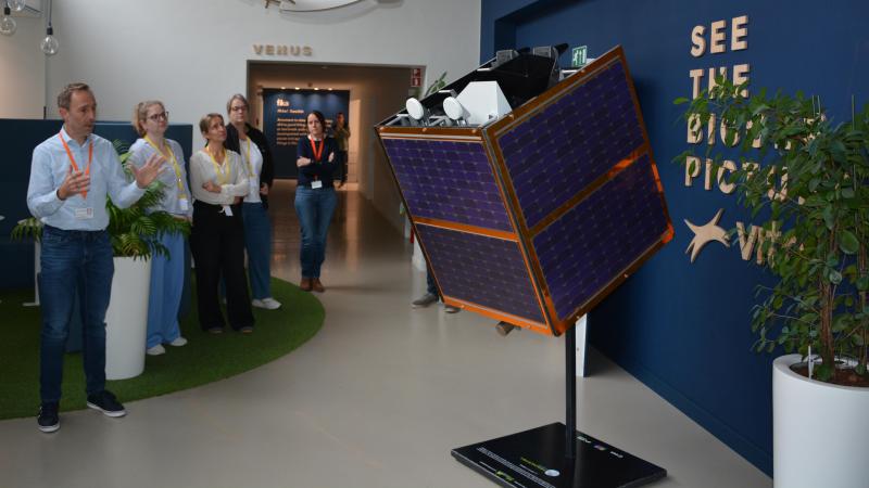 VITO-expert Jürgen Decloedt (links op de foto) gaf uitleg bij een 1-op-1-maquette van een satelliet die jarenlang in de ruimte zweefde.