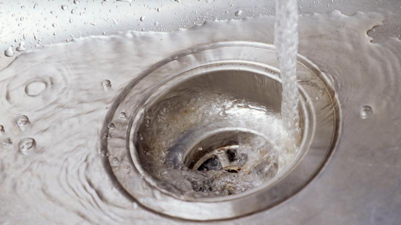 Het kraanwater in Vlaanderen is veilig om te drinken, zo reageert de woordvoerder van de VMM.