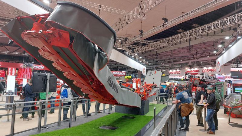 De grootste maaier van Kuhn maait 14,50 m breed.