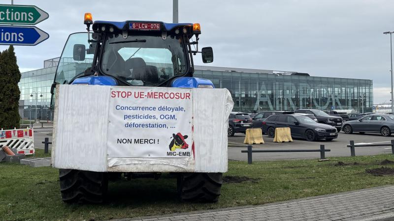 Een zeventigtal boeren en actievoerders protesteerden op 17 december aan de luchthaven van Luik tegen onder andere het Mercosur-handelsakkoord.